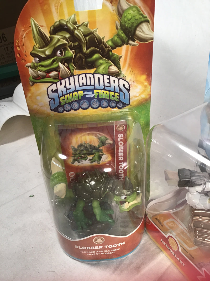 Skylanders game pieces (5)