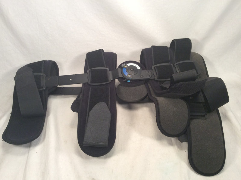 Adjustable hinged knee brace